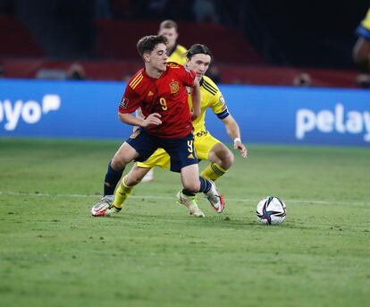 Gavi protege el balón ante Olsson.