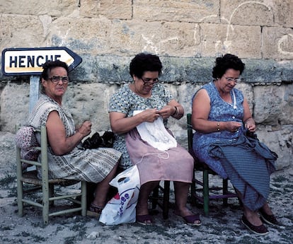 Vecinas en la calle a la fresca