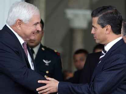 El presidente de M&eacute;xico, Enrique Pe&ntilde;a Nieto, saluda al de Panam&aacute;, Ricardo Martinelli.