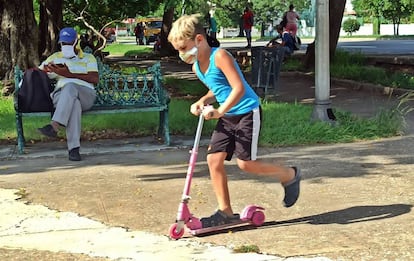 Un niño protegido con tapabocas juega en un parque en La Habana (Cuba).