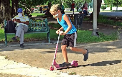 Un niño protegido con tapabocas juega en un parque en La Habana (Cuba). 