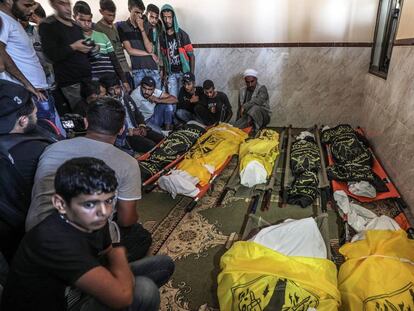 Funeral por los miembros de una familia muertos en un bombardeo israelí, el jueves en Gaza.