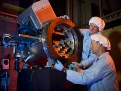 Construcci&oacute;n del prototipo de la c&aacute;mara de b&uacute;squeda de energ&iacute;a oscura DECam