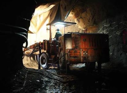 Un operario ultima una de las galerías de la mina de Aguas Teñidas, en la sierra de Huelva.