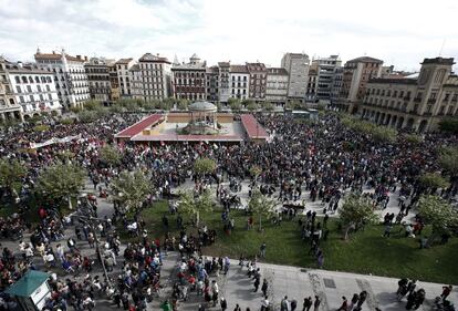 Panorámica de la Plaza del Castillo de Pamplona momentos antes de comenzar la manifestación de esta mañana con motivo de la huelga general