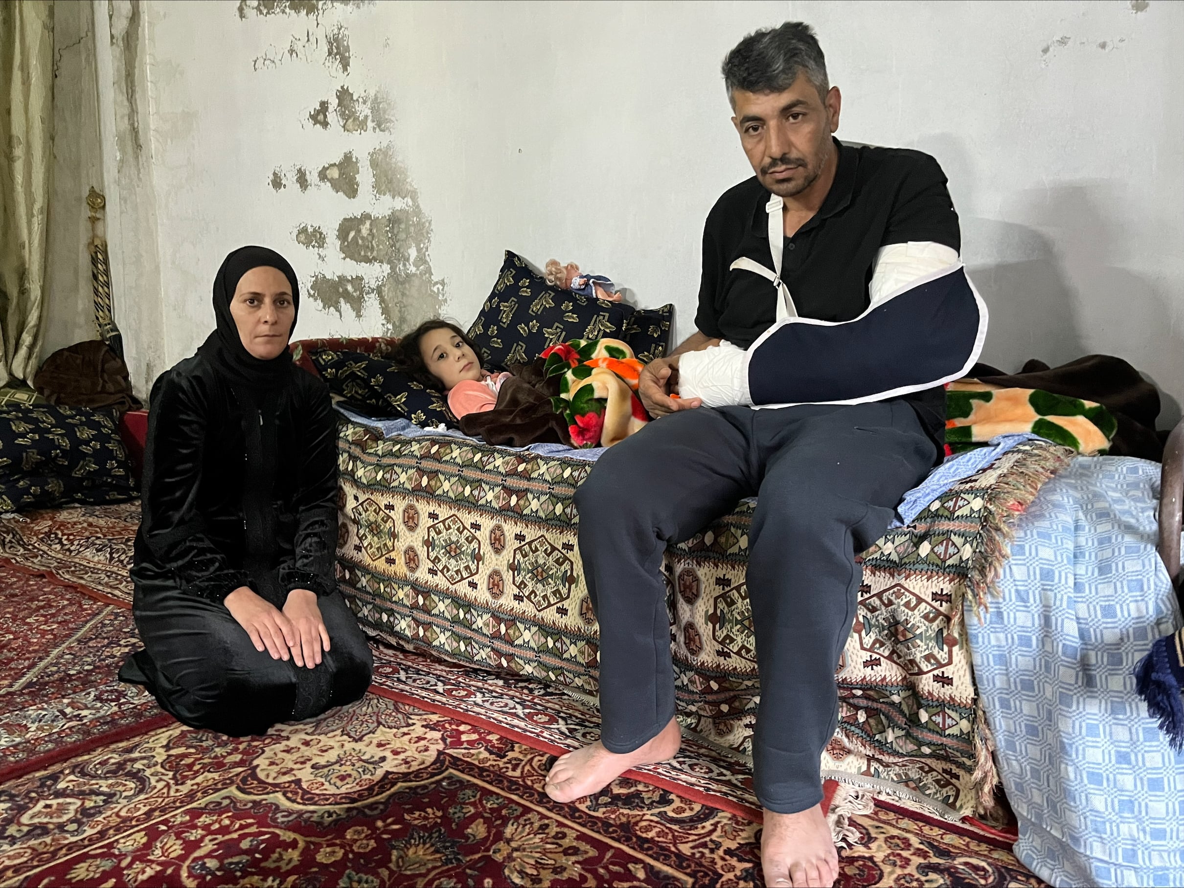 Jalil Abu Daher (herido en el brazo), su mujer, Lina, su hija Huda, también herida, en casa de familiares, en Beit Yinn.