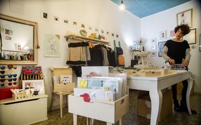 Interior de la tienda La Seta Coqueta, que mezcla moda y arte y promueve a diseñadores sevillanos como Anuscas Family.