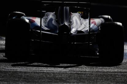 Trasera del coche de Esteban Gutierrez, piloto de Sauber, mientras conduce en el circuito de Jerez.