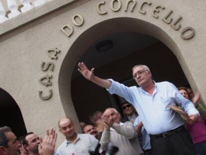 El alcalde de Baralla, Lugo, Manuel González Capón, del PP, saluda a los vecinos tras la celebración del pleno extraordinario para pedir al alcalde su dimisión tras sus polémicas declaraciones sobre las víctimas del franquismo, en las que justificó los fusilamientos de Franco.
