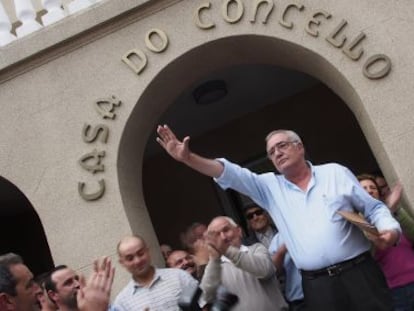 El alcalde de Baralla, Lugo, Manuel González Capón, del PP, saluda a los vecinos tras la celebración del pleno extraordinario para pedir al alcalde su dimisión tras sus polémicas declaraciones sobre las víctimas del franquismo, en las que justificó los fusilamientos de Franco.