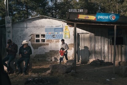 Pobladores de El Mezquital, en México, a las puertas de una tienda que ofrece señal de internet.