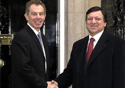 El primer ministro Tony Blair, junto a su homólogo portugués, Jose Durao Barroso, en Downing Street.