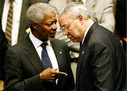 Kofi Annan, secretario general de la ONU, con el secretario de Estado, Colin Powell, en Naciones Unidas.