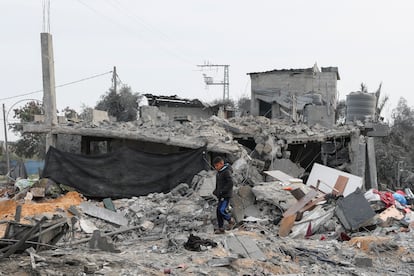 Un menor pasa frente a los escombros de una casa destruida por un misil en Gaza.