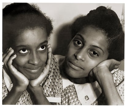 'Dos mujeres, Harlem', alrededor de 1938, fotografía de Consuelo Kanaga de su exposición 'Atrapar el espíritu'.
