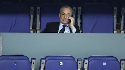 El presidente del Real Madrid, Florentino Pérez, en la grada en un partido de Euroliga entre el Real Madrid y el Zalgiris Kaunas disputado el pasado 25 de febrero en el Wizink Center, en Madrid.