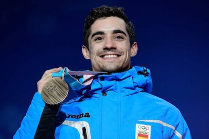 Javier Fernández shows off his bronze medal.