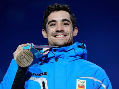 Javier Fernández posa con la medalla de bronce.