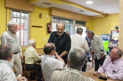 El empresario mexicano Carlos Slim saluda a varios clientes en el bar O Luar de la localidad de Avión (Ourense), donde pasa unos días de vacaciones.
