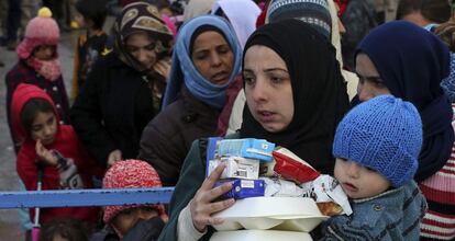 Refugiados e inmigrantes en el Puerto del Pireo (Grecia), el martes.