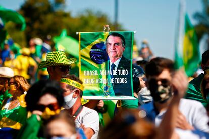 Apoiadores do presidente Jair Bolsonaro protestam em Brasília no domingo, 14 de junho.