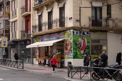 Fachada cubierta con los carteles de una de las fruterías de la calle de Bravo Murillo, el 7 de febrero de 2022. 