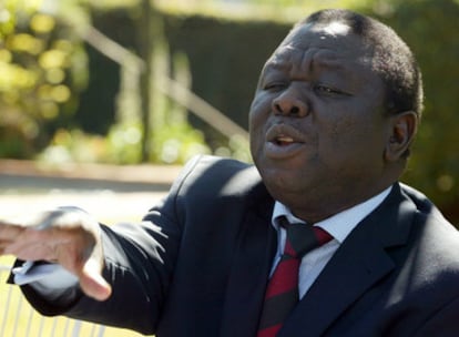 El líder opositor de Zimbabue, Morgan Tsvangirai, durante una rueda de prensa