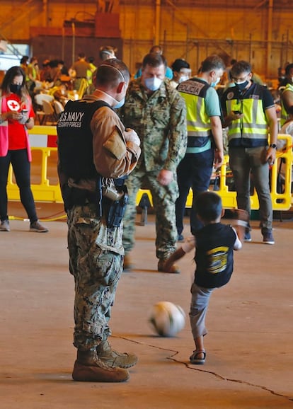 Un ni?o evacuado de Afganistn juega al ftbol con un soldado de la Marina de Estados Unidos en la base de Rota (Cdiz), el 31 de agosto. Cerca de 1.700 evacuados afganos fueron atendidos por militares estadounidenses en la base gaditana.