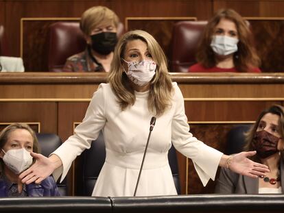 1Yolanda Díaz, flanqueada por las vicepresidentas Nadia Calviño (izquierda) y Teresa Ribera, el 15 de diciembre en el pleno del Congreso.