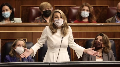 1Yolanda Díaz, flanqueada por las vicepresidentas Nadia Calviño (izquierda) y Teresa Ribera, el 15 de diciembre en el pleno del Congreso.