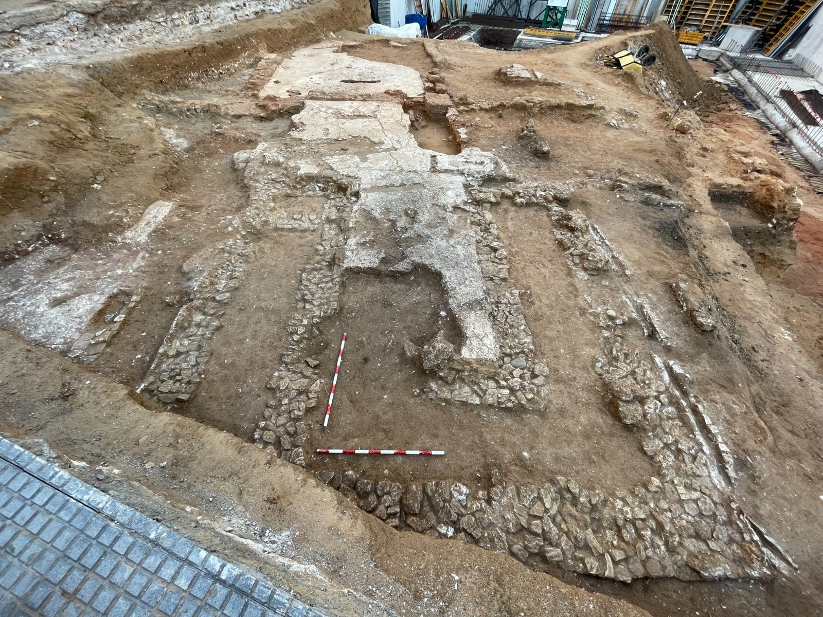 Vista general de la parte de la edificación, con detalle de un posible triclinio, hallada en la necrópolis de Cádiz donde se ha encontrado la mayor colección epigráfica de la ciudad.