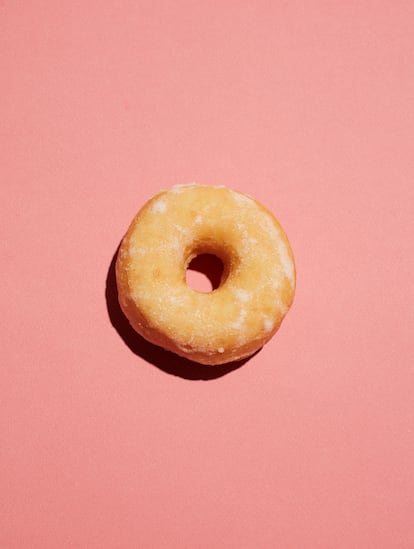 Un dónut, unos de los alimentos prohibidos en las tablas de calorías de personas con obesidad.