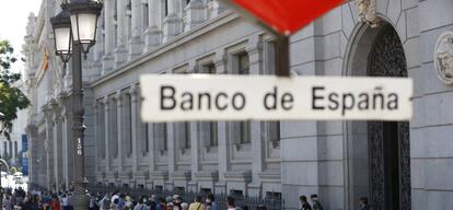 Vista de la cola en la sede del Banco de España de Madrid.