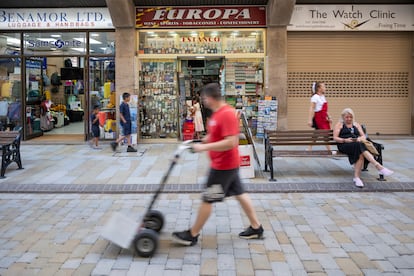 Tiendas de una calle de Gibraltar, este miércoles.