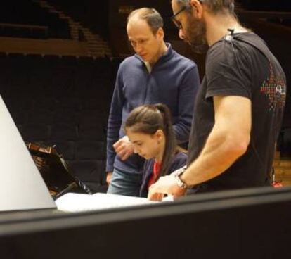 Alexandra Dovgan, en un ensayo, entre su padre y Dima Slobodeniouk.