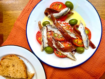 Ensalada de tomate con anchoas y boquerones