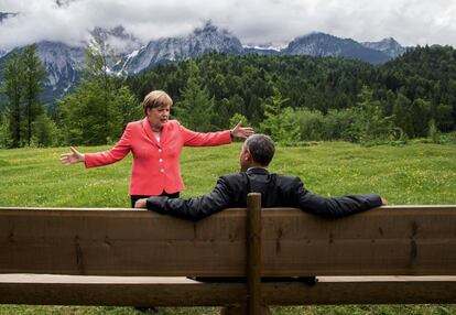 Angela Merkel conversa con Barack Obama en el hotel Schloss Elmau, durante la cumbre del G-7, cerca de la ciudad de Garmisch-Partenkirchen, Alemania.