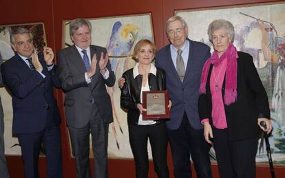 Elena Recalde, Ignacio Latierro y Rosa Cuezva reciben del ministro Méndez de Vigo la Orden Civil de Alfonso X El Sabio.