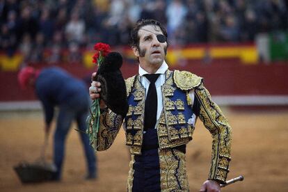 Juan José Padilla da la vuelta al ruedo tras la muerte de uno de sus toros.