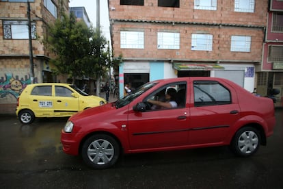 Una mujer conduce su automovil en Bogotá.