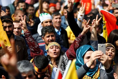 Una multitud reacciona durante la celebración de la fiesta kurda de Newroz, que marca el inicio de la primavera y el nuevo año, en Estambul (Turquía).