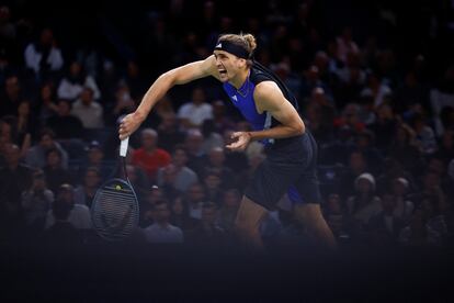 Zverev sirve durante la final contra Humbert en Pars-Bercy.