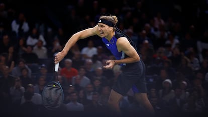 Zverev sirve durante la final contra Humbert en París-Bercy.