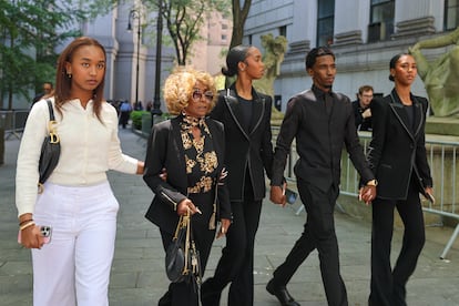 Janice Combs, madre de Sean Combs, y cuatro de los hijos del rapero, entrando en la corte de Nueva York para el juicio el 12 de mayo de 2025
