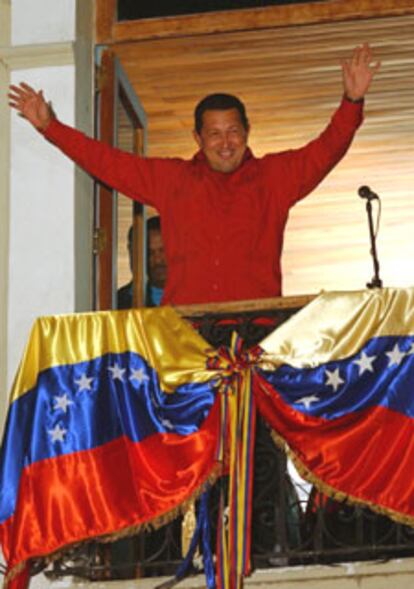 Ante miles de seguidores, Chávez ha ofrecido un encendido discurso de tintes mesiánicos en el balcón del Palacio de Miraflores.