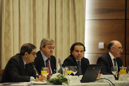El consejero de Economía, Carlos Aguirre, y el presidente de Kutxabank, Mario Fernández, en el encuentro organizado por la patronal alavesa.