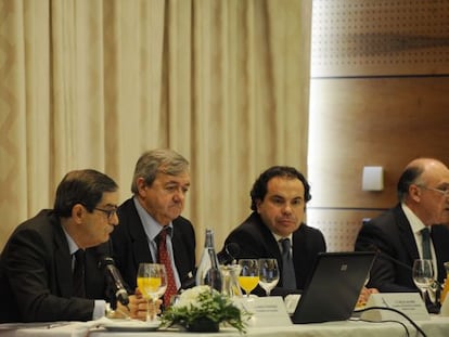 El consejero de Economía, Carlos Aguirre, y el presidente de Kutxabank, Mario Fernández, en el encuentro organizado por la patronal alavesa.