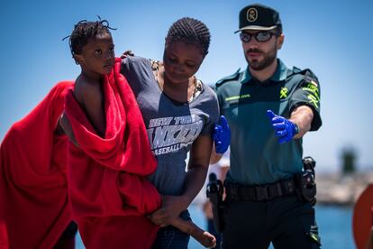 Llegada de inmigrantes al Puerto de Motril tras ser rescatados en las costas de Granada, el 16 de junio de 2018.