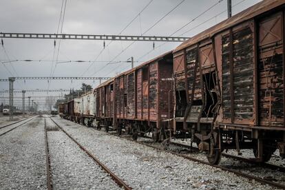 Tren de mercancías abandonado en una de las vías inutilizadas en la estación de Idomeni. (Febrero 2017)