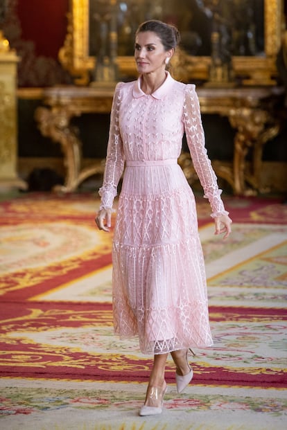 La reina Letizia, en una imagen de los actos conmemorativos de 2019, cuando estrenó un vestido en en organza de seda y tul en color rosa empolvado y bordado con mariposas, diseñado por Felipe Varela.